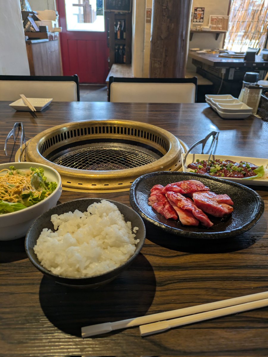 fukichan0416's tweet photo. 産婦人科の後の１人焼肉ランチ。一番安い焼肉ランチセットに単品でレバーを追加するのが私流！！人と焼肉行くと焼き加減とか消費スピードとか気を使うから、１人で焼肉行くのが好きです😂っていうか趣味だ🍖 https://t.co/15bG2NN32t