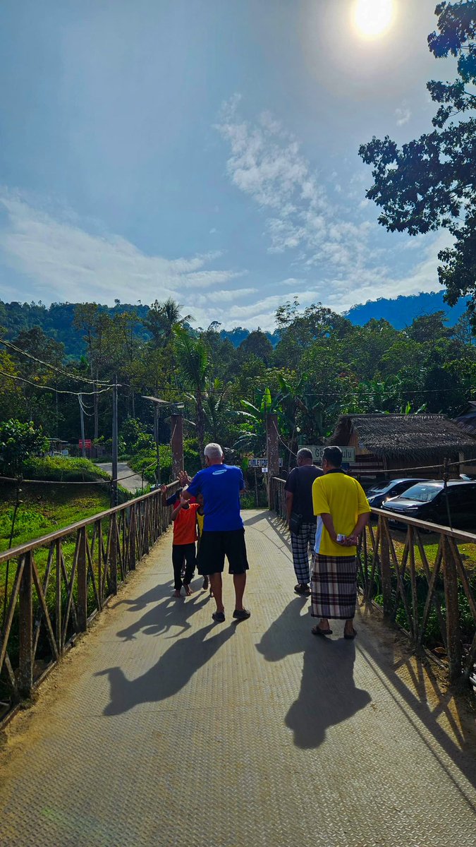 maberbean's tweet photo. 📸: Kuala Mu

Old and new generation hi five 🖐️. https://t.co/h1989vp6oA
