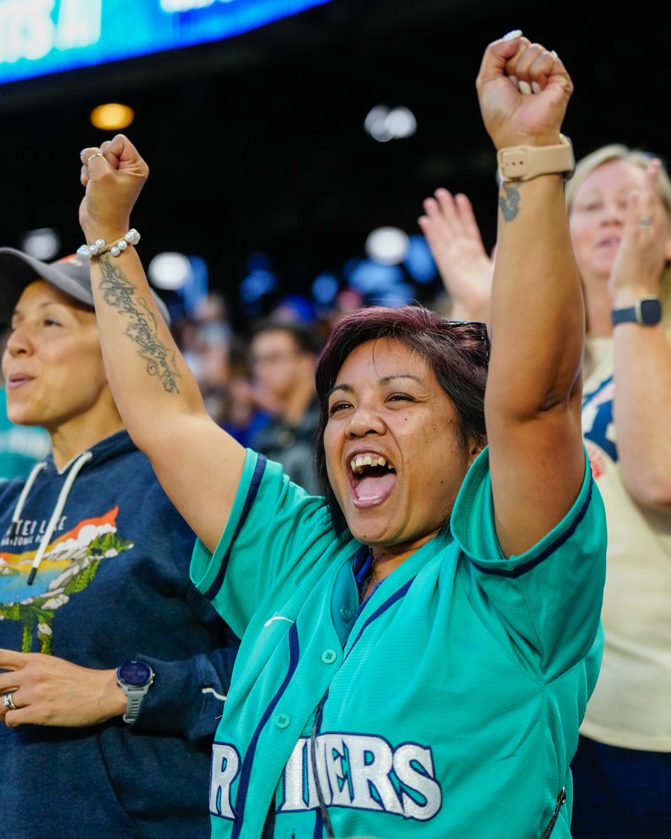 Mariners's tweet photo. Tonight’s game was played in front of a live studio audience. #GameShowNight

>> https://t.co/NkR1Fdoy75 << https://t.co/cVoWmYl7Hf