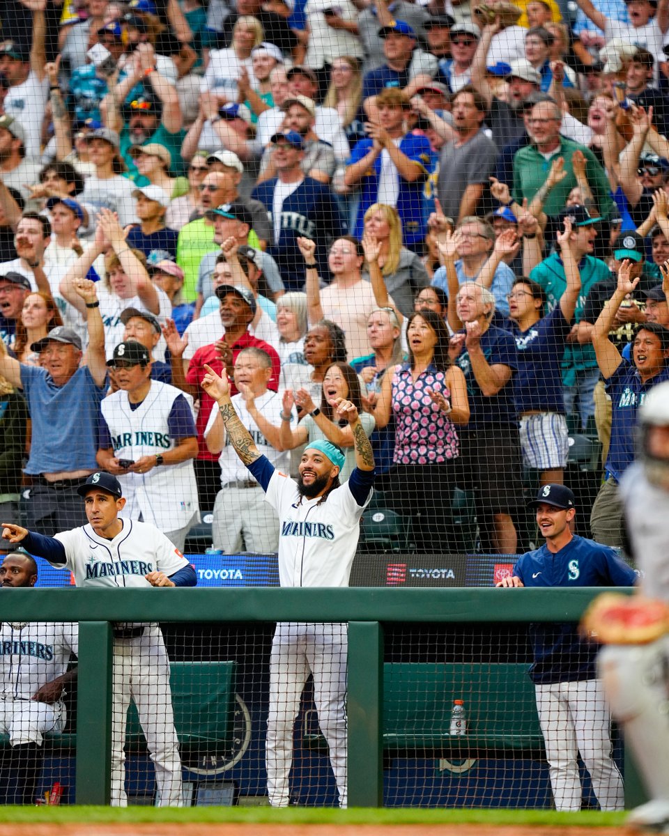 Mariners's tweet photo. Tonight’s game was played in front of a live studio audience. #GameShowNight

>> https://t.co/NkR1Fdoy75 << https://t.co/cVoWmYl7Hf