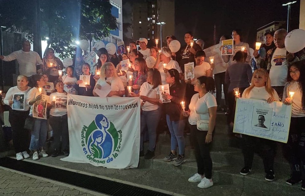 1/3 Brutal ataque de "colectivos" parapoliciales contra madres de chamos presos en el contexto post 28J.

Atacaron la vigilia pacífica que familiares y activistas de las Madres en Defensa de la Verdad realizaban a las afueras del Tribunal Supremo de Justicia (TSJ) en Caracas.