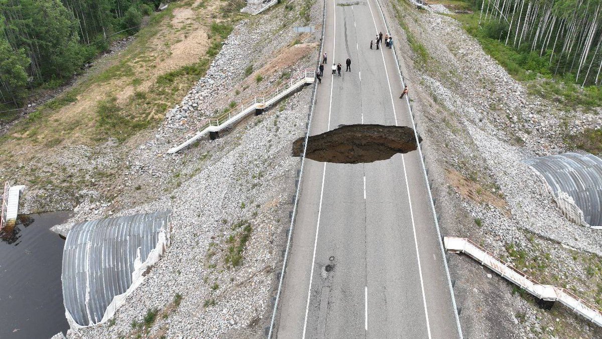 Режим ЧС ввели в Амурской области из-за огромного провала на федеральной трассе. 
Великая Россия разваливается пока безумный дед убивает людей и отжимает территории в чужой стране.