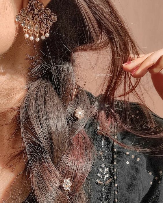 In love,just like prayer you can't look around .
محبت میں نماز کی طرح آپ ادھر اُدھر نہیں دیکھ سکتے