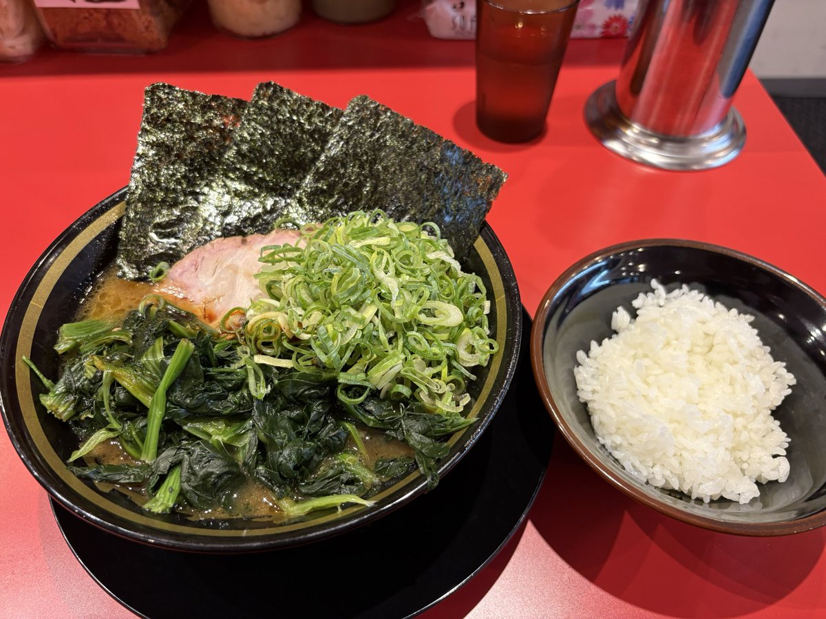 asa_fss's tweet photo. 平塚のとらきち家が美味しかった！
ほうれん草ケチってないのも嬉しい。
小ライスでも結構なお米の量。
スタッフさんがとても親切。

大将みたいな人が帰って来て床に鞄を投げ捨ててスタッフに拾わせてるのは嫌だったなー、残念。
でもラーメンは美味しい。とても美味しい。 https://t.co/DK50h1TMyj