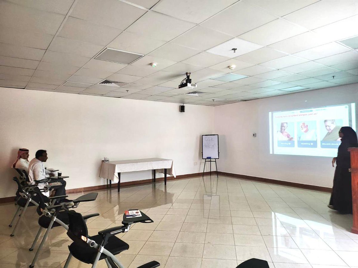 أقامت إدارة الصحة الوقائية بـ #مستشفى_الملك_فيصل_بمكة  محاضرة تثقيفية للوقاية من الإصابة بالحزام الناري قدمتها الأستاذة/ سارة برقاوي استهدفت الممارسين الصحيين ومنسوبي المستشفى.
تضمنت أهم طرق الوقاية، أهمية الحصول على اللقاح لمن هم فوق الخمسين، تعزيز الجانب المناعي.