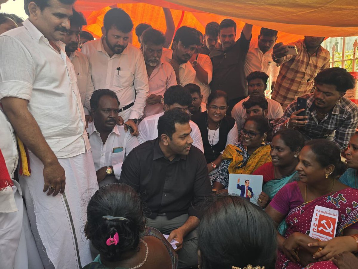 AadhavArjuna's tweet photo. சென்னை மாநகராட்சியின் குறிப்பிட்ட மண்டலங்களைச் சேர்ந்த அரசு ஒப்பந்த அடிப்படையிலான தூய்மைப் பணியாளர்கள், தங்கள் பணி பாதுகாப்பு உட்பட்ட அடிப்படை உரிமைகளுக்காகத் தொடர் போராட்டத்தில் ஈடுபட்டு வருகிறார்கள். எதிர்க்கட்சியாக இருக்கும்போது 'தூய்மை பணி ஒப்பந்தங்களை தனியாரிடம் கொடுக்கக் கூடாது, தூய்மைப் பணியாளர்கள் உரிமைகளை ஏற்க வேண்டும்' என்றெல்லாம் பேசினார் இன்றைய முதல்வர் அவர்கள். ஆனால் இப்போது, மாநகராட்சியின் பராமரிப்பு பணிகளைக் கொஞ்சம் கொஞ்சமாகத் தனியாரிடம் தாரைவார்த்து, ஒருசிலர் பயனடைய ஒட்டுமொத்த தூய்மைப் பணியாளர்களையும் வஞ்சித்து வருகிறது மக்கள் விரோத திமுக அரசு. போராடுபவர்கள் பெரும்பாலும் பெண்கள், முதியவர்கள் என்றும் பார்க்காமல் ஐந்து நாட்களாக வீதியில் போராடுவதை வேடிக்கை பார்த்துக் கொண்டிருக்கிறது. 

இன்று தொழிலாளர்களின் மொத்த வாழ்வாதாரத்தையும் கேள்விக்குள்ளாக்கி வயிற்றில் அடித்து வருகிறது திமுக அரசு. சாமானிய மக்களின் குறைந்தபட்ச முன்னேற்றமான அரசு வேலைவாய்ப்பை ஒழித்துவிட்டு என்ன சமூகநீதியைப் பேசப்போகிறீர்கள்?.. சமூக அநீதியை மட்டுமே ஆட்சியாக நடத்திவரும் அரசுக்கு எதிராகச் சென்னையில் போராடிவரும் தூய்மைப் பணியாளர்களைத் தமிழக வெற்றிக் கழகம் சார்பாக, கழக துணைப் பொதுச்செயலாளர் சகோதரர் திரு. சி.டி.ஆர். நிர்மல் குமார் அவர்கள், கழகத் தோழர்கள் ஆகியோரோடு நேற்று சந்தித்தோம். அடிப்படை உரிமைக்காக ஜனநாயக வழியில் போராடும் மக்களோடு போராட்டக் களத்தில் பங்கேற்றோம். அவர்களின் நியாயமான கோரிக்கைகளுக்கும், பணிப்பாதுகாப்பு உரிமைக்கும் சட்ட அடிப்படையிலும், ஜனநாயக களத்திலும் தமிழக வெற்றிக் கழகம் எப்போதும் துணை நிற்கும் என்று தெரிவித்தோம்.