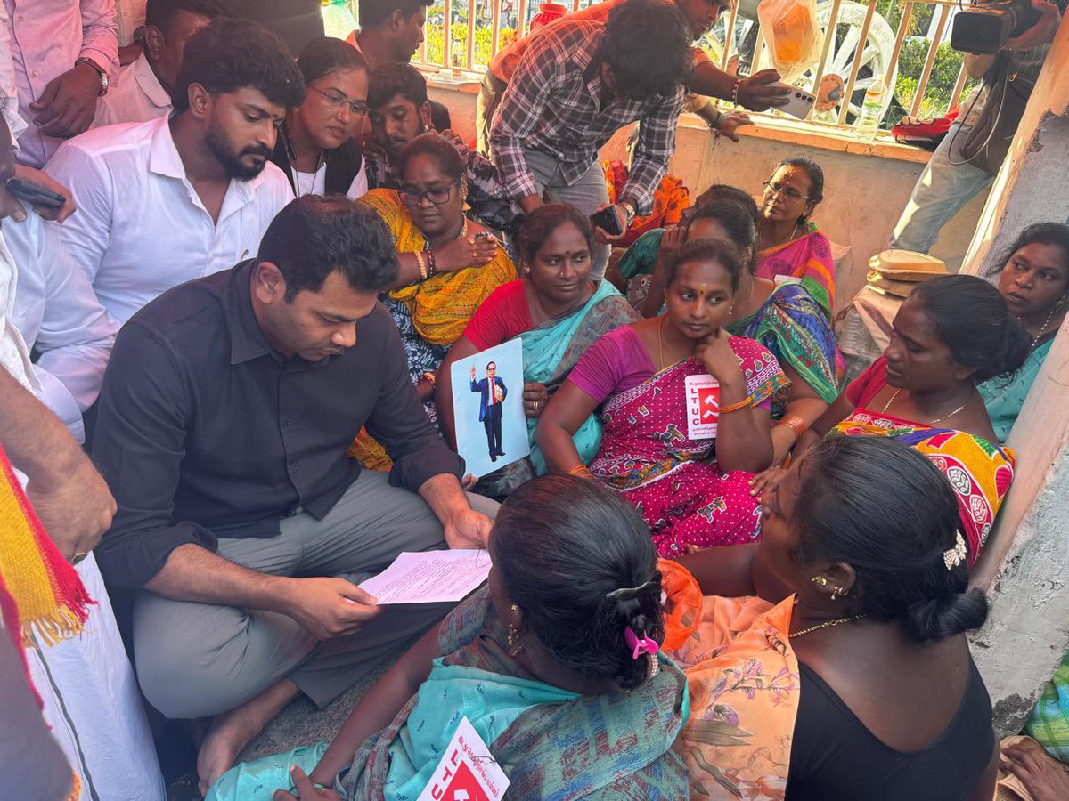 AadhavArjuna's tweet photo. சென்னை மாநகராட்சியின் குறிப்பிட்ட மண்டலங்களைச் சேர்ந்த அரசு ஒப்பந்த அடிப்படையிலான தூய்மைப் பணியாளர்கள், தங்கள் பணி பாதுகாப்பு உட்பட்ட அடிப்படை உரிமைகளுக்காகத் தொடர் போராட்டத்தில் ஈடுபட்டு வருகிறார்கள். எதிர்க்கட்சியாக இருக்கும்போது 'தூய்மை பணி ஒப்பந்தங்களை தனியாரிடம் கொடுக்கக் கூடாது, தூய்மைப் பணியாளர்கள் உரிமைகளை ஏற்க வேண்டும்' என்றெல்லாம் பேசினார் இன்றைய முதல்வர் அவர்கள். ஆனால் இப்போது, மாநகராட்சியின் பராமரிப்பு பணிகளைக் கொஞ்சம் கொஞ்சமாகத் தனியாரிடம் தாரைவார்த்து, ஒருசிலர் பயனடைய ஒட்டுமொத்த தூய்மைப் பணியாளர்களையும் வஞ்சித்து வருகிறது மக்கள் விரோத திமுக அரசு. போராடுபவர்கள் பெரும்பாலும் பெண்கள், முதியவர்கள் என்றும் பார்க்காமல் ஐந்து நாட்களாக வீதியில் போராடுவதை வேடிக்கை பார்த்துக் கொண்டிருக்கிறது. 

இன்று தொழிலாளர்களின் மொத்த வாழ்வாதாரத்தையும் கேள்விக்குள்ளாக்கி வயிற்றில் அடித்து வருகிறது திமுக அரசு. சாமானிய மக்களின் குறைந்தபட்ச முன்னேற்றமான அரசு வேலைவாய்ப்பை ஒழித்துவிட்டு என்ன சமூகநீதியைப் பேசப்போகிறீர்கள்?.. சமூக அநீதியை மட்டுமே ஆட்சியாக நடத்திவரும் அரசுக்கு எதிராகச் சென்னையில் போராடிவரும் தூய்மைப் பணியாளர்களைத் தமிழக வெற்றிக் கழகம் சார்பாக, கழக துணைப் பொதுச்செயலாளர் சகோதரர் திரு. சி.டி.ஆர். நிர்மல் குமார் அவர்கள், கழகத் தோழர்கள் ஆகியோரோடு நேற்று சந்தித்தோம். அடிப்படை உரிமைக்காக ஜனநாயக வழியில் போராடும் மக்களோடு போராட்டக் களத்தில் பங்கேற்றோம். அவர்களின் நியாயமான கோரிக்கைகளுக்கும், பணிப்பாதுகாப்பு உரிமைக்கும் சட்ட அடிப்படையிலும், ஜனநாயக களத்திலும் தமிழக வெற்றிக் கழகம் எப்போதும் துணை நிற்கும் என்று தெரிவித்தோம்.