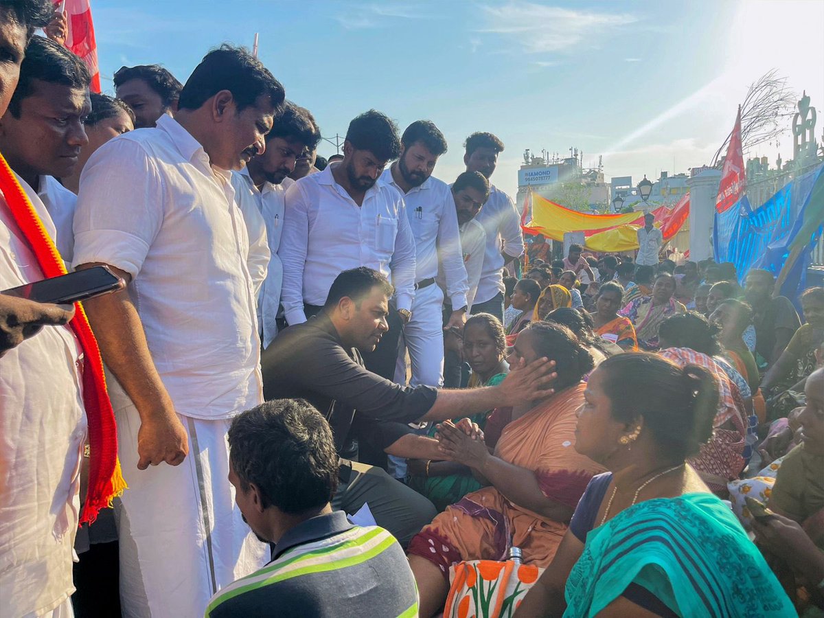 AadhavArjuna's tweet photo. சென்னை மாநகராட்சியின் குறிப்பிட்ட மண்டலங்களைச் சேர்ந்த அரசு ஒப்பந்த அடிப்படையிலான தூய்மைப் பணியாளர்கள், தங்கள் பணி பாதுகாப்பு உட்பட்ட அடிப்படை உரிமைகளுக்காகத் தொடர் போராட்டத்தில் ஈடுபட்டு வருகிறார்கள். எதிர்க்கட்சியாக இருக்கும்போது 'தூய்மை பணி ஒப்பந்தங்களை தனியாரிடம் கொடுக்கக் கூடாது, தூய்மைப் பணியாளர்கள் உரிமைகளை ஏற்க வேண்டும்' என்றெல்லாம் பேசினார் இன்றைய முதல்வர் அவர்கள். ஆனால் இப்போது, மாநகராட்சியின் பராமரிப்பு பணிகளைக் கொஞ்சம் கொஞ்சமாகத் தனியாரிடம் தாரைவார்த்து, ஒருசிலர் பயனடைய ஒட்டுமொத்த தூய்மைப் பணியாளர்களையும் வஞ்சித்து வருகிறது மக்கள் விரோத திமுக அரசு. போராடுபவர்கள் பெரும்பாலும் பெண்கள், முதியவர்கள் என்றும் பார்க்காமல் ஐந்து நாட்களாக வீதியில் போராடுவதை வேடிக்கை பார்த்துக் கொண்டிருக்கிறது. 

இன்று தொழிலாளர்களின் மொத்த வாழ்வாதாரத்தையும் கேள்விக்குள்ளாக்கி வயிற்றில் அடித்து வருகிறது திமுக அரசு. சாமானிய மக்களின் குறைந்தபட்ச முன்னேற்றமான அரசு வேலைவாய்ப்பை ஒழித்துவிட்டு என்ன சமூகநீதியைப் பேசப்போகிறீர்கள்?.. சமூக அநீதியை மட்டுமே ஆட்சியாக நடத்திவரும் அரசுக்கு எதிராகச் சென்னையில் போராடிவரும் தூய்மைப் பணியாளர்களைத் தமிழக வெற்றிக் கழகம் சார்பாக, கழக துணைப் பொதுச்செயலாளர் சகோதரர் திரு. சி.டி.ஆர். நிர்மல் குமார் அவர்கள், கழகத் தோழர்கள் ஆகியோரோடு நேற்று சந்தித்தோம். அடிப்படை உரிமைக்காக ஜனநாயக வழியில் போராடும் மக்களோடு போராட்டக் களத்தில் பங்கேற்றோம். அவர்களின் நியாயமான கோரிக்கைகளுக்கும், பணிப்பாதுகாப்பு உரிமைக்கும் சட்ட அடிப்படையிலும், ஜனநாயக களத்திலும் தமிழக வெற்றிக் கழகம் எப்போதும் துணை நிற்கும் என்று தெரிவித்தோம்.