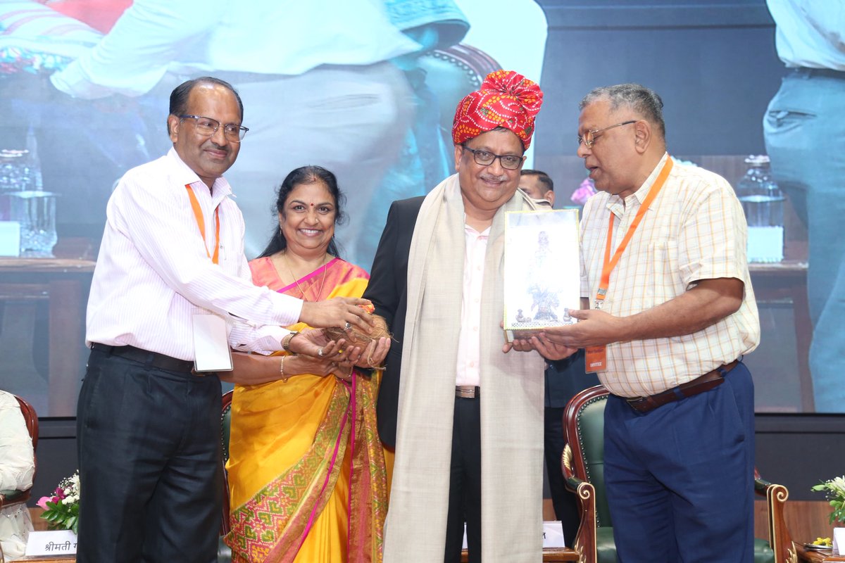 KiritkrJPatel's tweet photo. It was truly heartwarming to be welcomed by our State Marketing Managers, each showcasing the rich cultural heritage of their states with great warmth and pride. This spirit of unity in diversity is what makes the IFFCO family truly extraordinary. https://t.co/6ar6siwvvt