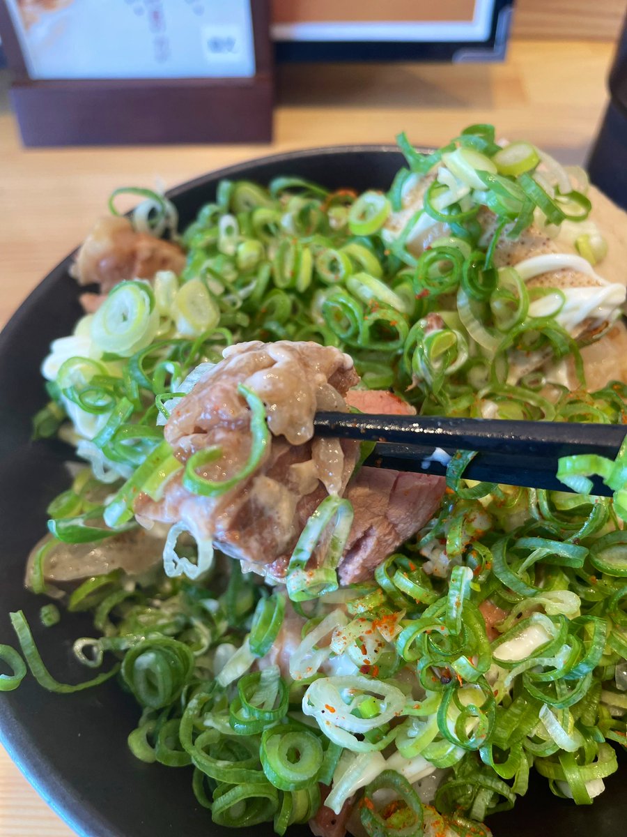 岩槻　猫ニ叉タビ
濃厚醤油ラーメン もちゃ丼

デフォでまぜそば＆味変３種＋大根のやつが付く豪華セット😆
噂通りの臭み＆ザラつきのない丁寧で濃厚な完飲必須の罪なスープ🍜

もちゃ丼も葱たっぷりで🐴
１つ言えば、500円くらいでミニかハーフもあると値段＆量的にも頼みやすいかなと🤔