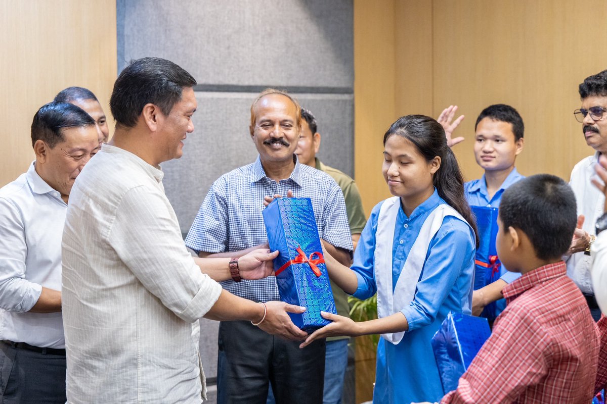 CM offers AI reading devices to empower DPMSHVI students arunachalobserver.org/2025/08/06/cm-…