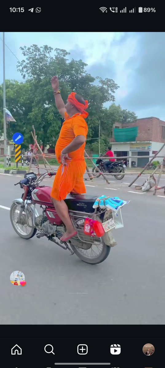 AttulSingh1's tweet photo. इन्हीं जैसे लोगों की वजह से किसी निर्दोष की जान जाती है खुद के साथ साथ ये दूसरों के जान के साथ खेल रहे हैं । @Uppolice @prayagraj_pol @DM_PRAYAGRAJ @dgpup please take action against him.. 
UP70M7035 https://t.co/MRZAawuHHk