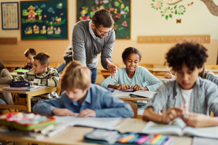 De overheid streeft er al jaren naar om meer leraren voor de klas te krijgen. Ondanks dat de arbeidsmarktperspectieven voor pabo-afgestudeerden de afgelopen jaren zijn verbeterd, blijft het lerarenaanbod achter bij de vraag, schrijven Pritsch en Rutten.
buff.ly/4Xa2VgP