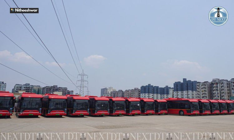 UpdatesChennai's tweet photo. MTC- Chennai will further add 135 Electric Buses including the first set of Red AC Electric Buses from August 11th which will cover important areas of OMR. So 80 Non AC Blue buses + 55 AC Red Buses hitting roads soon !! #Chennai #EBus 
📸 : @tnstcbus https://t.co/1yoUMMNqOT