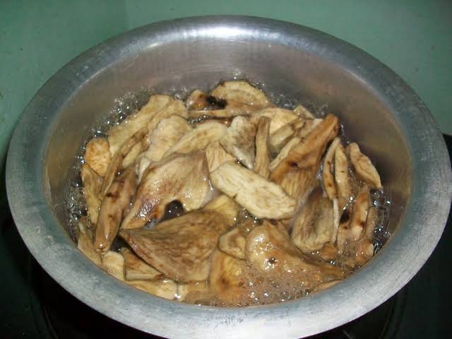 TimoGodsgiven's tweet photo. In Lango, our ancestors preserved sweet potatoes by slicing and drying them under the sun, creating a delicious snack. These dried slices are a testament to our resourcefulness &amp; love for traditional foods. It's a connection to our heritage.  What's it called in your language? https://t.co/CgeJpn67T4
