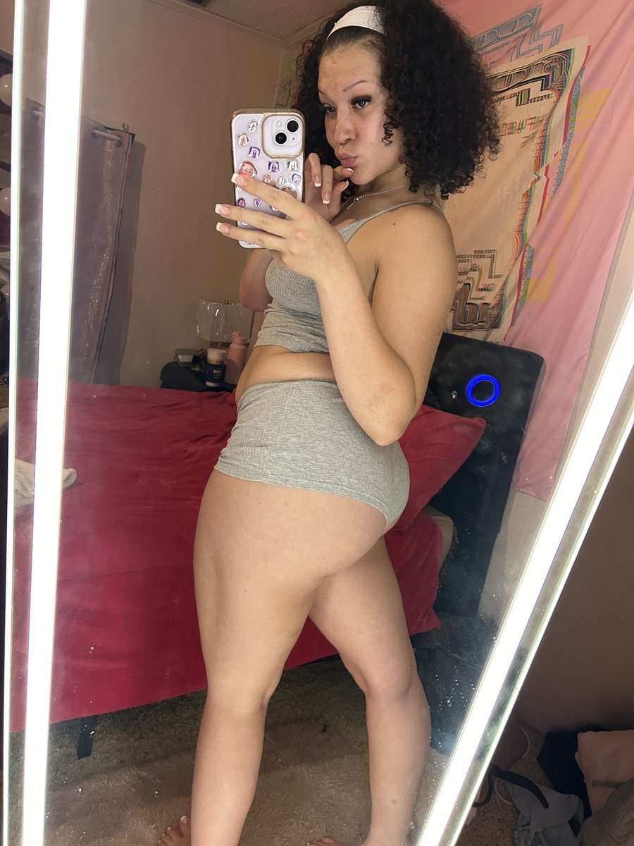 tthickyyy's tweet photo. #bedroombaddie https://t.co/VYOXvpFvfh