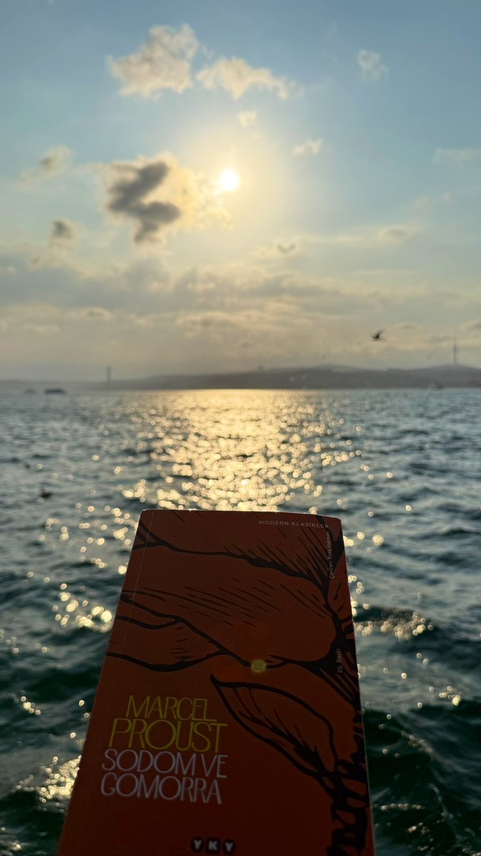 …birbirine yaklaşan iki kaderin yollarının ayrılması, birbirlerinden giderek daha fazla uzaklaşmaları ve bir daha hiç yaklaşmamaları için, bir olayın, tesadüfen, anlamlı bir şekilde bu iki kaderin arasına gitmesi yeterlidir.
#kayıpzamanınizinde #proust #kitapalıntı