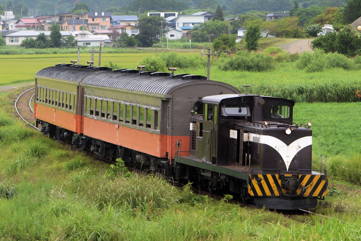 ef81141's tweet photo. 8/6 津軽鉄道154準急津軽五所川原行
DD352+旧客
車齢70年越えの車両が定期列車として走りました。 https://t.co/7pReevhaL0