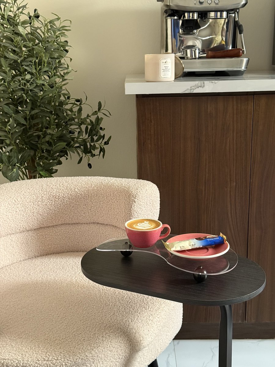 الله يجبر بخاطرها كانها حسستني بأني مقهى مو غرفتي