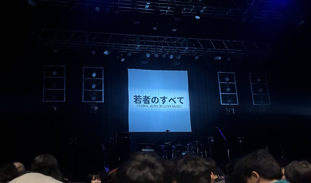 出遅れたけど前の方割と空いてて助かった