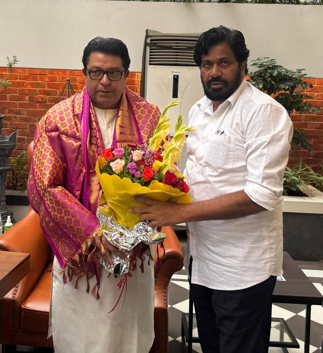 mnsadhikrut's tweet photo. आज माजी आमदार श्री बच्चु कडू यांनी सध्या चालू असलेल्या शेतकऱ्यांच्या गंभीर प्रश्नांवर चर्चा करण्यासाठी मुंबईत मा.राजसाहेब ठाकरे यांची “शिवतीर्थ” येथे भेट घेतली व सविस्तर चर्चा केली. 

#शेतकरी #राजठाकरे 
#बच्चु_कडू #MNSAdhikrut https://t.co/OBzzW4kEhB