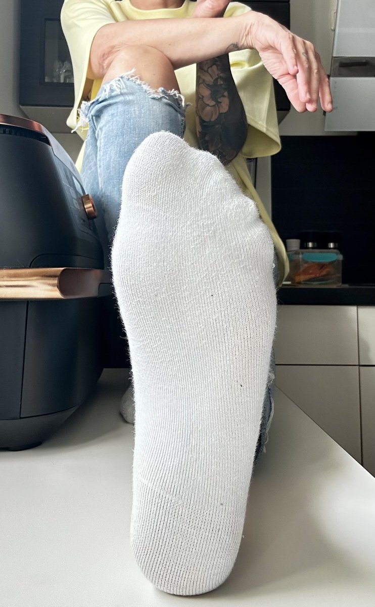 Onlylou78's tweet photo. Guten Morgen, meine Betas. Ein neuer Tag, ein neuer Duft für euch. Frische Socken – aber trotzdem ganz ICH. 👣🧦☕ 

#FeetLovers #BetaObsession #MorningVibes

@modelssecret_ https://t.co/0F0KR210MF