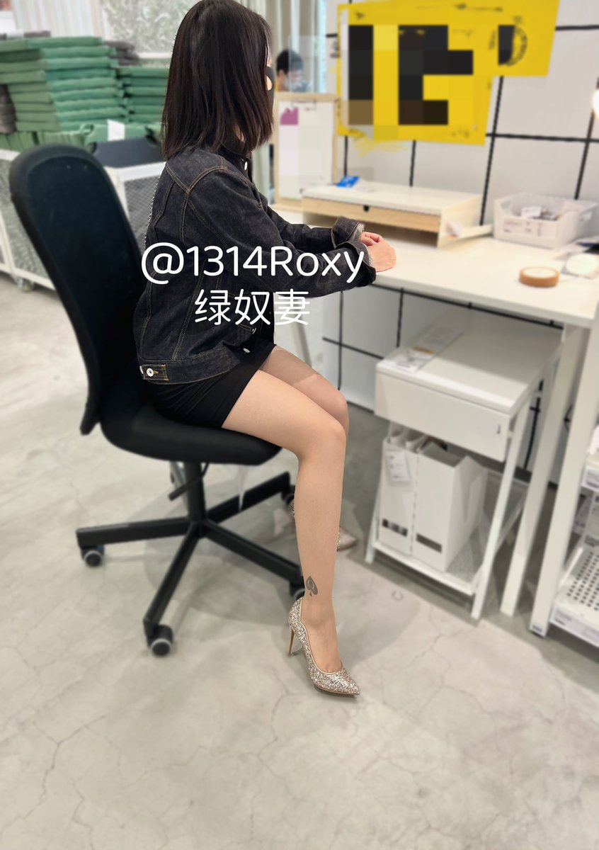 猜猜这是在哪里呢❓
昨天好巧碰到了一个粉丝弟弟，追上我说不好意思，请问你是Roxy姐姐吗？
告诉我他是我的老粉，这个弟弟还蛮帅的，然后……（省略1000字）
然后他告诉我这是他出生以来最刺激的一天！
然后留了联系方式，有缘再见吧！ https://t.co/809ST9Llcq