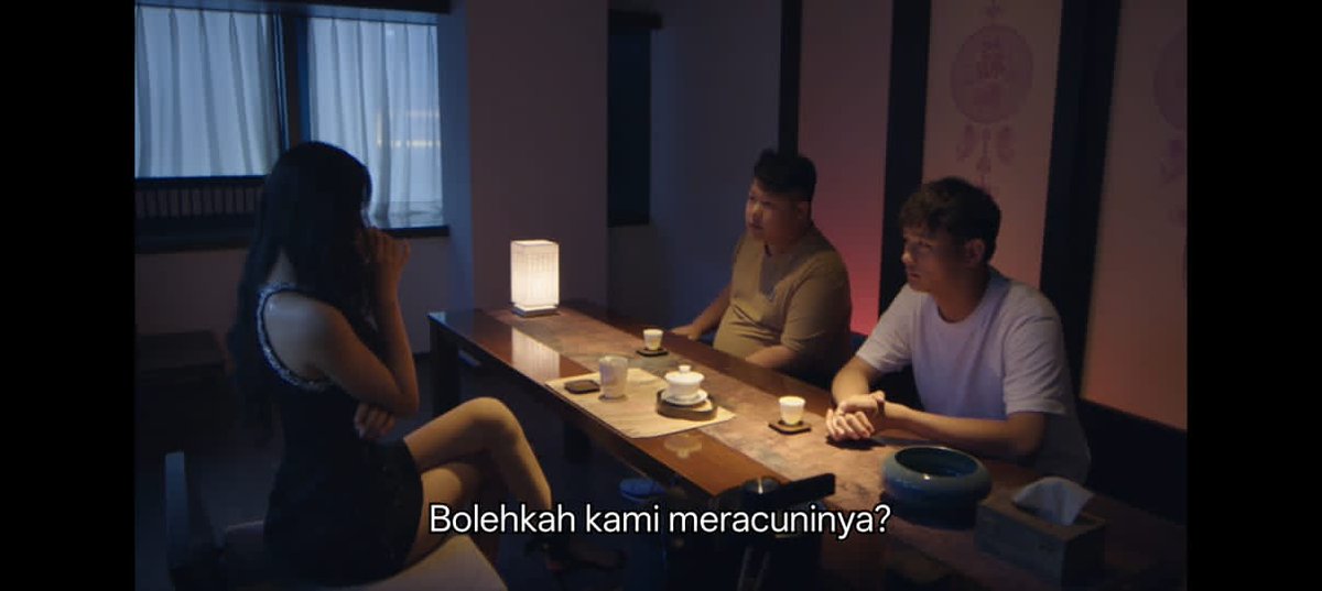 Jap. Dia tengah nak racun siapa ni? Korang tengok la cerita RevengedLove ni dekat apps Viu. Senang sikit kalau aku blur boleh tanya korang nanti.