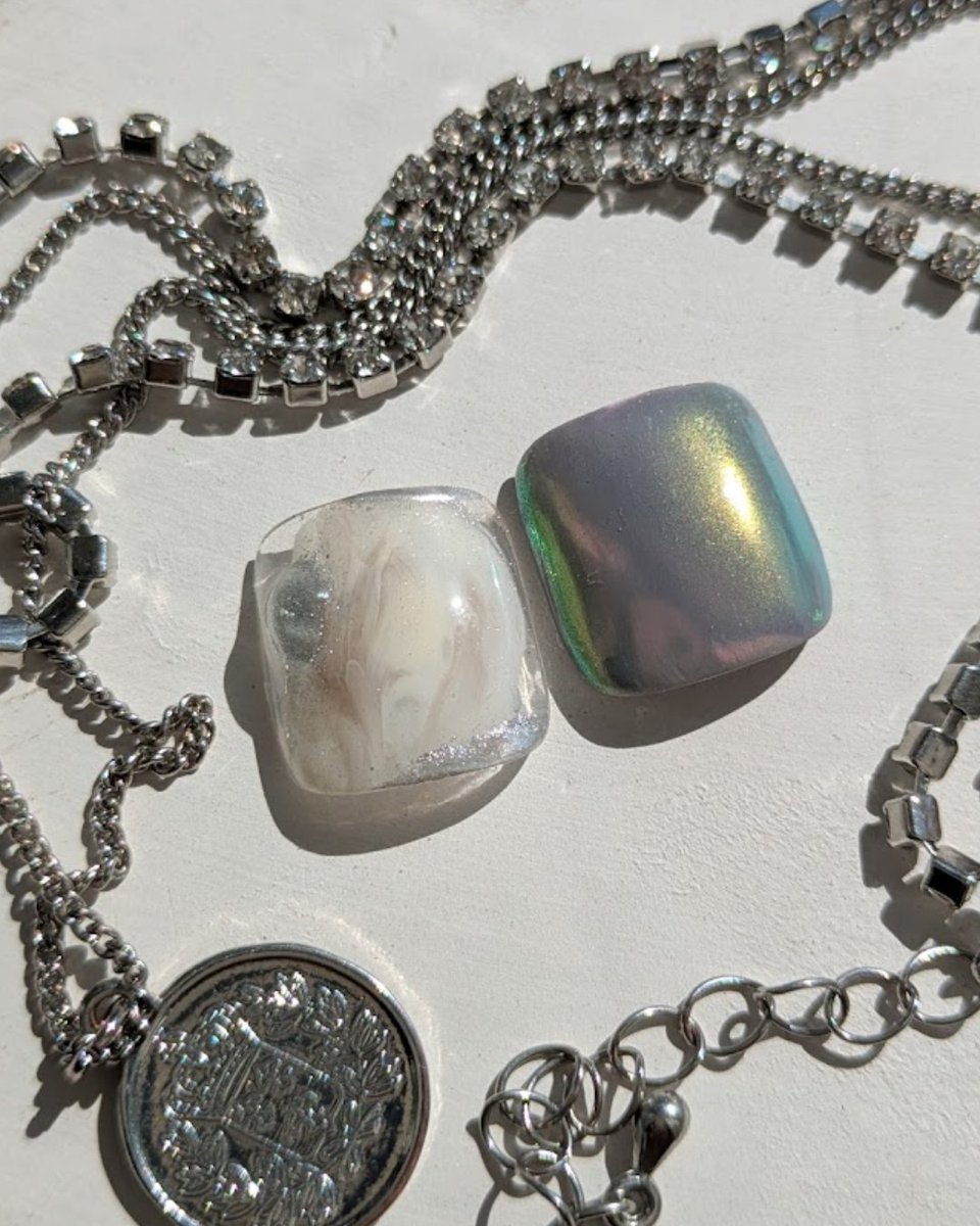 明日8/7（木）20:00～🌟
新作のフットネイルが販売になります！

西洋絵画のようなネイルチップが欲しいな～と思い、生まれたデザインです🖌✨光の角度で色が変わる偏光カラーもこだわりポイント(`･ω･´)b💓

/* minneの待機ページはこちら /* 
minne.com/@ruriru/series…

#minne販売予定 #ネイル