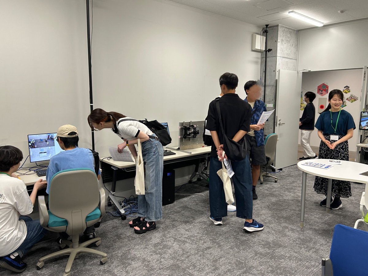 H棟5階とSP LAB 8でロボットや空間知能化の研究デモを行いました🤖✨
たくさんの高校生や保護者の方に立ち寄っていただき、実際に動くシステムやロボットを体験していただきました！
暑い中お越しくださった皆さま、ありがとうございました！🌞

#オープンキャンパス #立命館大学 #情報理工学部