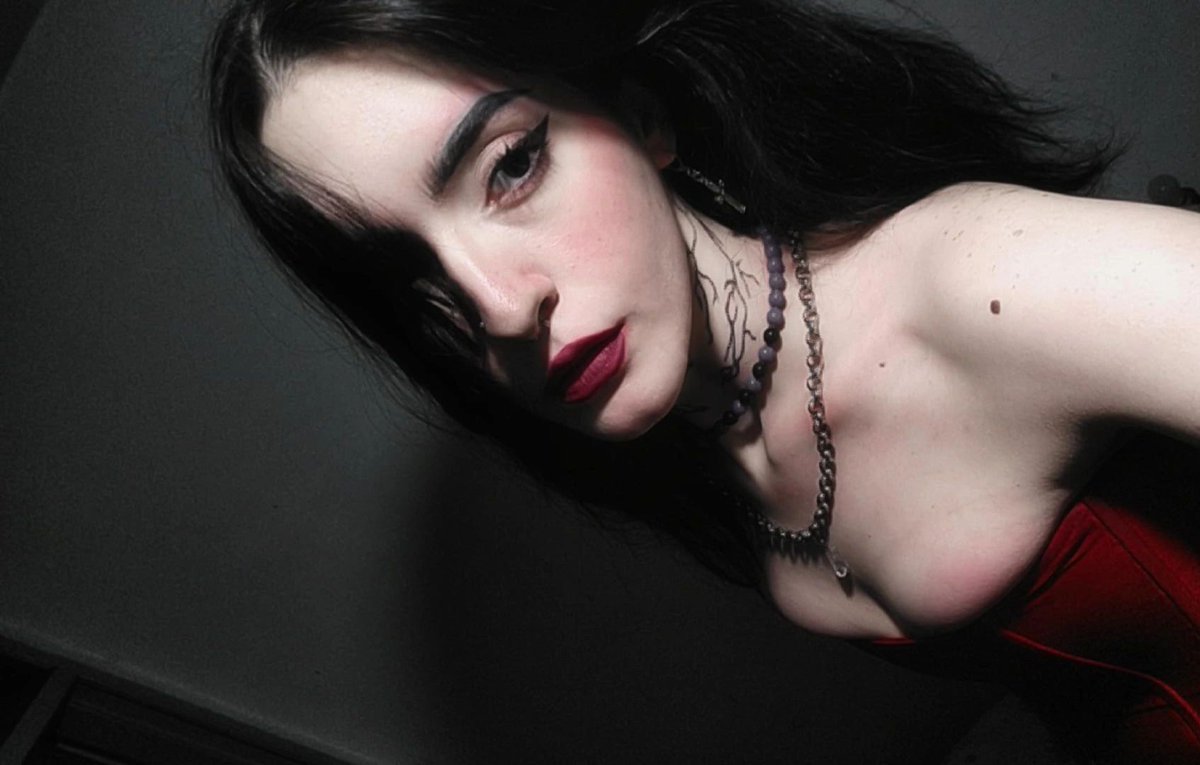 antosalvatore_'s tweet photo. vampire vibes 🧛🏻‍♀️💉 https://t.co/B1fz9UZYXM