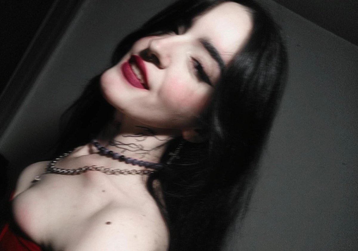 antosalvatore_'s tweet photo. vampire vibes 🧛🏻‍♀️💉 https://t.co/B1fz9UZYXM