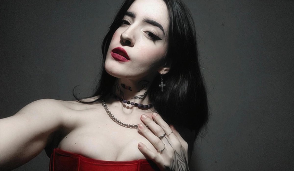 antosalvatore_'s tweet photo. vampire vibes 🧛🏻‍♀️💉 https://t.co/B1fz9UZYXM