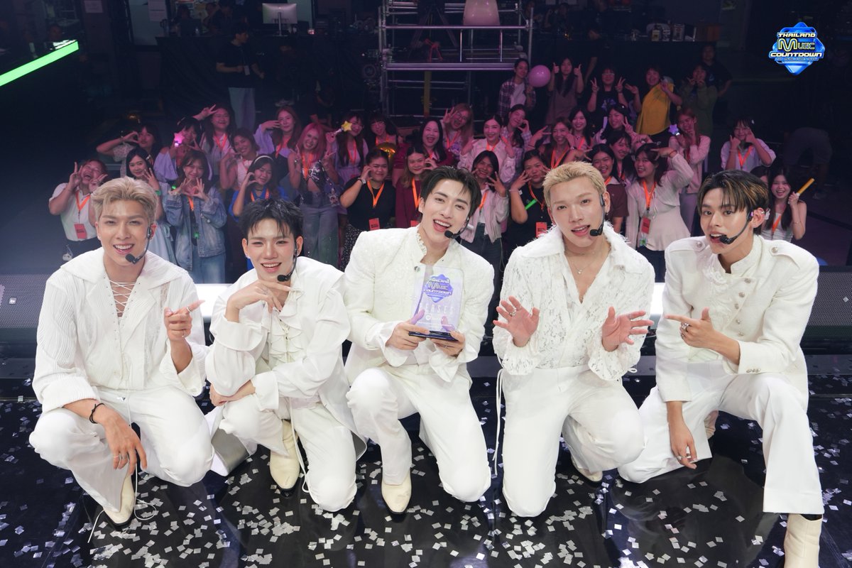 TMCcountdown's tweet photo. [OOTD✨] PERSES - เม้นหยอกๆ (Comment) | Thailand Music Countdown 

#TMCxSpotifyHot4_PERSES #SpotifyTpopNowHottestoftheMonth  #PERSES #PERSES_เม้นหยอกๆ #TMC_EP12
#TMC2025 #ThailandMusicCountdown 
#TrueCJCreations #Ch3Thailand https://t.co/7qJEyEjrxW