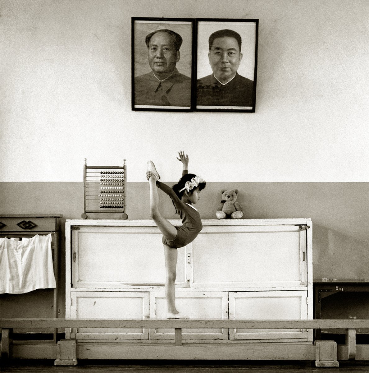 rheo_tu's tweet photo. Albert Watson - Children's Ballet School Beijing, 1979
#dance #photography #AlbertWatson https://t.co/lHKW4alWME