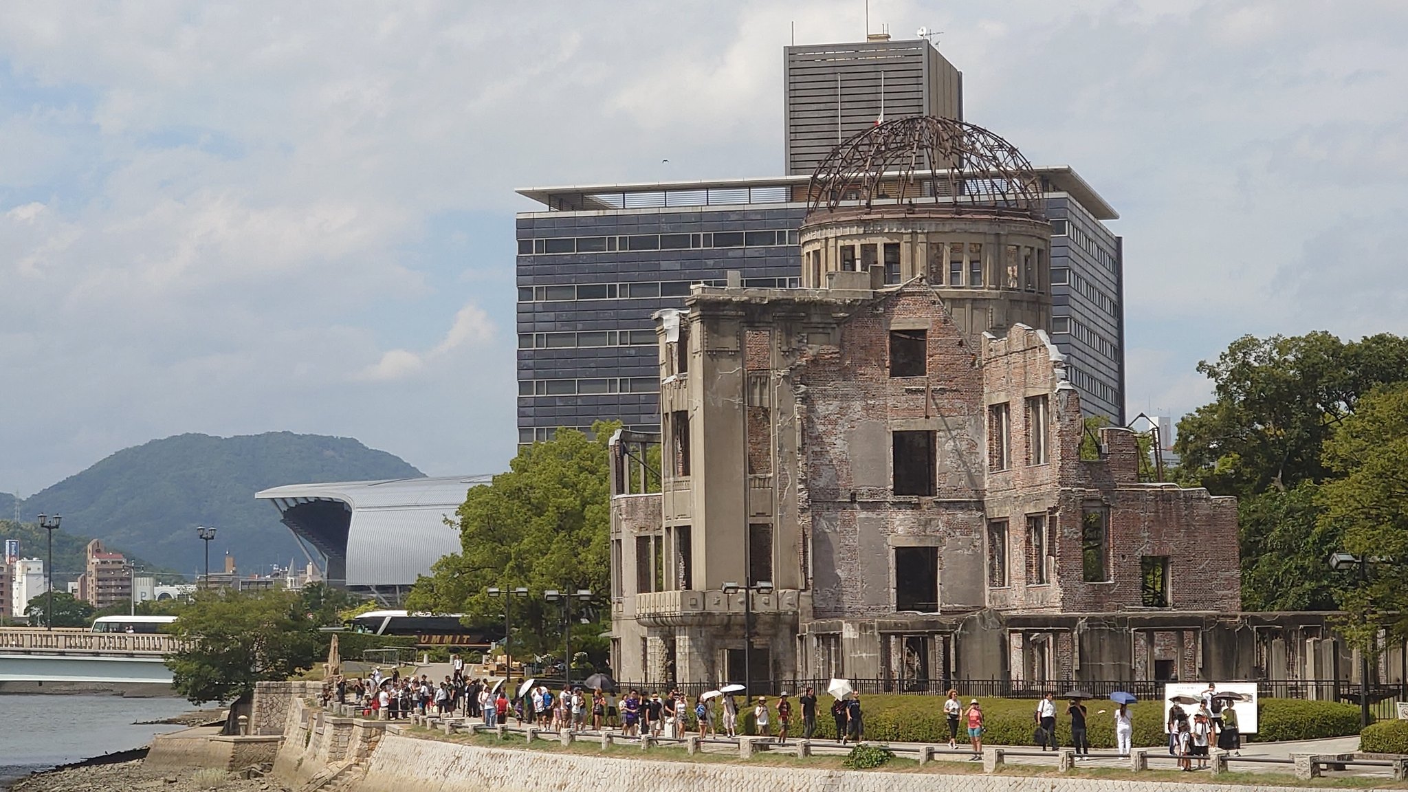 原爆ドーム 回想編 3 著者謹呈本 直筆サイン入り 原爆ドーム 回想編 3 著者謹呈本 直筆サイン入り 原爆ドーム内部