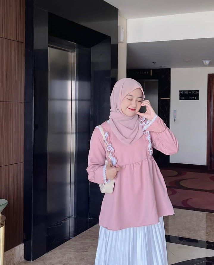 Kiranaootd's tweet photo. Tadi mau naik lift, eh dikira princess... disuruh naik pelaminan.

Blouse➡️https://t.co/jIsHWC7RGO
Rok➡️https://t.co/CRArwbwUVf https://t.co/lmWbl94bmf