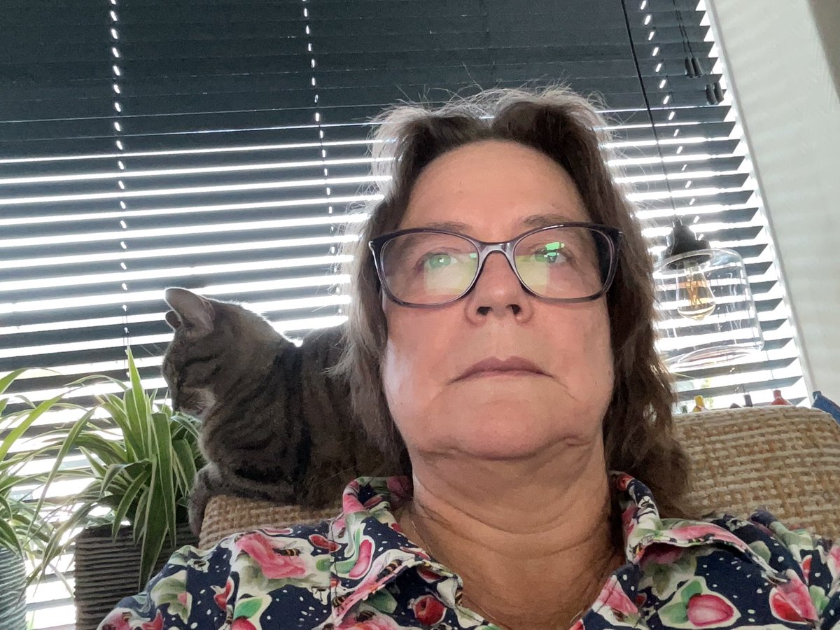 Na het knuffel uurtje bij vrouwtje op de stoel zitten.