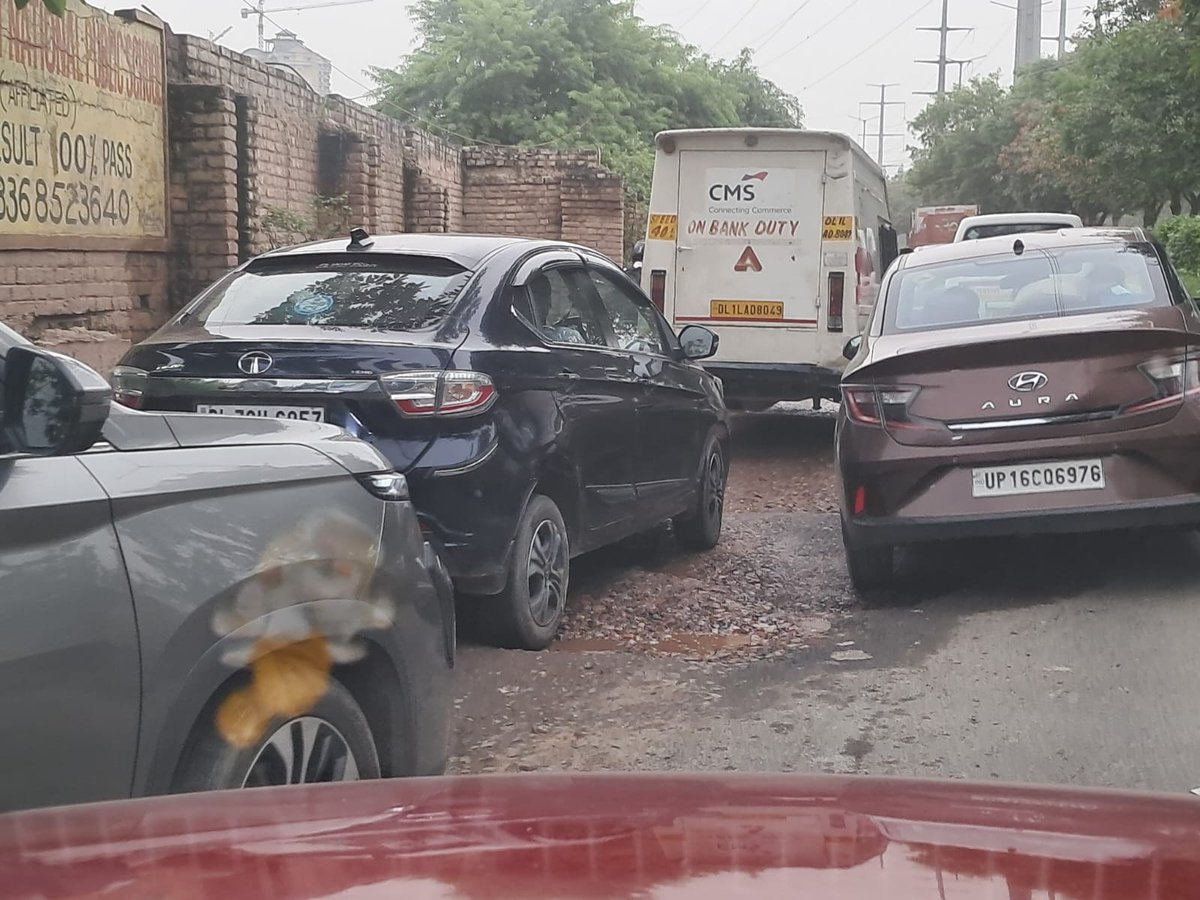 sunjayd73's tweet photo. #gda #Ghaziabad #noidaauthority #noidatraffic
#roadissue #publicsafety @noida_authority this is very small strtch from sec 80 going towards parthala because of this old building &amp; Broken road everyday there is a massive jam it takes around 20 to 25 min to clear this stretch . https://t.co/LeFDg2cAwI