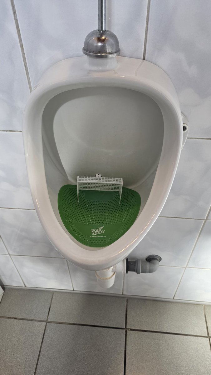 ITTABATTYA's tweet photo. A BÁTTYA HUGYOZÁS KÖZBEN IS FOCIZIK. ENNYIT ÉRTEK CSÓRÓK. https://t.co/PWvJEvclB3