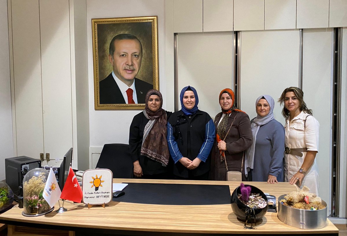 Ak Kadın Diyarbakır (@akkadindiyarbkr) on Twitter photo Kızılay Kadın Kolları Başkanı Psk. Lebibe YILMAZ, Akut Sorumlusu Esra KALAY ve Dr. Esranur ATİÇ İl Kadın Kolları Başkanımız sn. <a href="/mervenurseyit/">Ecz.Mervenur Seyit Beşe</a> ‘i ziyaret ederek gönül birliğimizi pekiştirdiler. Dayanışma ve kardeşliğin en güzel örneklerini sergilediğimiz bu buluşmada, ortak Kızılay Kadın Kolları Başkanı Psk. Lebibe YILMAZ, Akut Sorumlusu Esra KALAY ve Dr. Esranur ATİÇ İl Kadın Kolları Başkanımız sn. <a href="/mervenurseyit/">Ecz.Mervenur Seyit Beşe</a> ‘i ziyaret ederek gönül birliğimizi pekiştirdiler. Dayanışma ve kardeşliğin en güzel örneklerini sergilediğimiz bu buluşmada, ortak