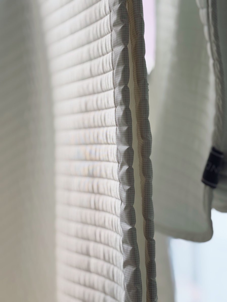 여름이불을 말리는 중이다. 빛이 내리는 모습을 잠시 지켜보는데 ‘많이 알고 싶지도 않다 내 가슴속에서 심장이 뛰는 것만으로도 충분하다’고 했던 리스펙토르의 문장이 섬약했던 마음을 위로했다.