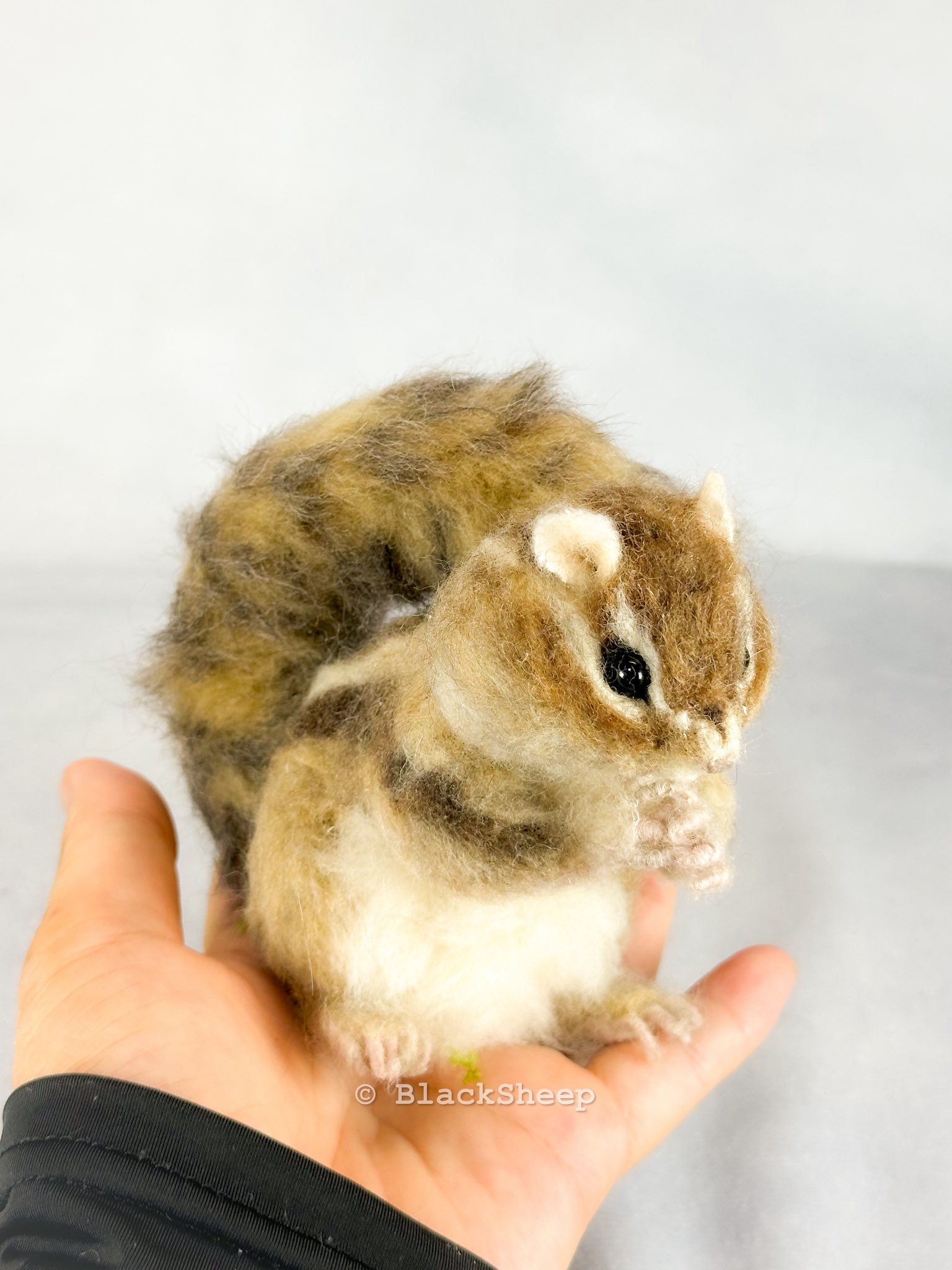 シマリスのリース　羊毛フェルト シマリス(どんぐり帽子) 羊毛フェルト - irori no*GALLERY