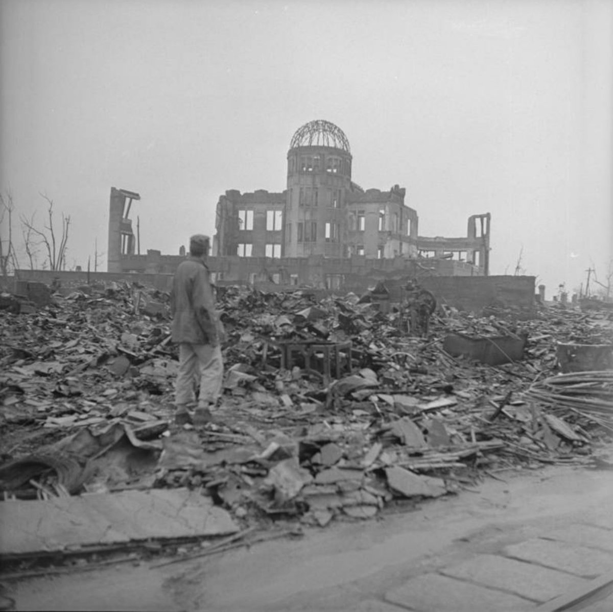 AntoniFerrante's tweet photo. "Un'apocalisse nucleare non entrerà mai nei libri di storia. Non ci sarà nessuno storico a narrarla."
#hiroshima #6agosto #6agosto1945 https://t.co/zgkUhjDWj0