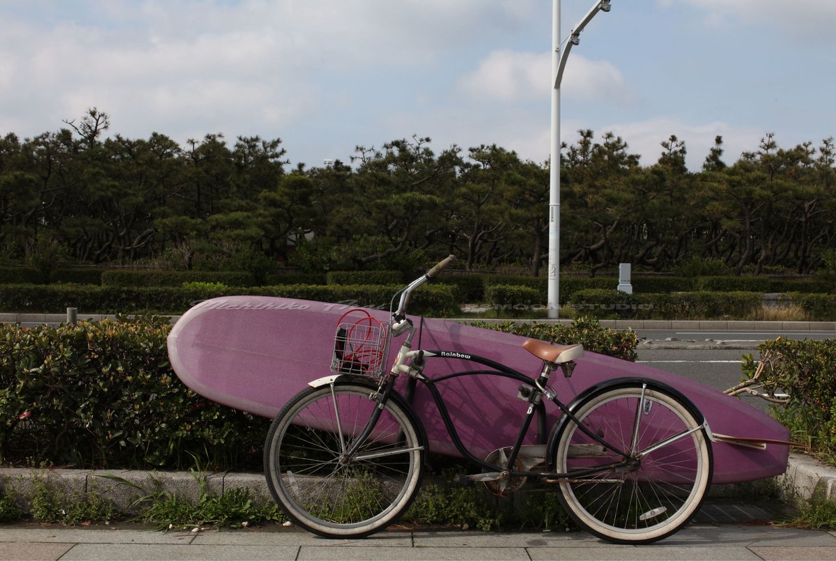 荒井道彦　日本の自転車ポートレイト集『Alive CHARLIE』

Tsujido  Shonan　　辻堂

Early morning ride ends　　早朝ライドを終えて

Michihiko Arai         Collage artist  /  Photographer