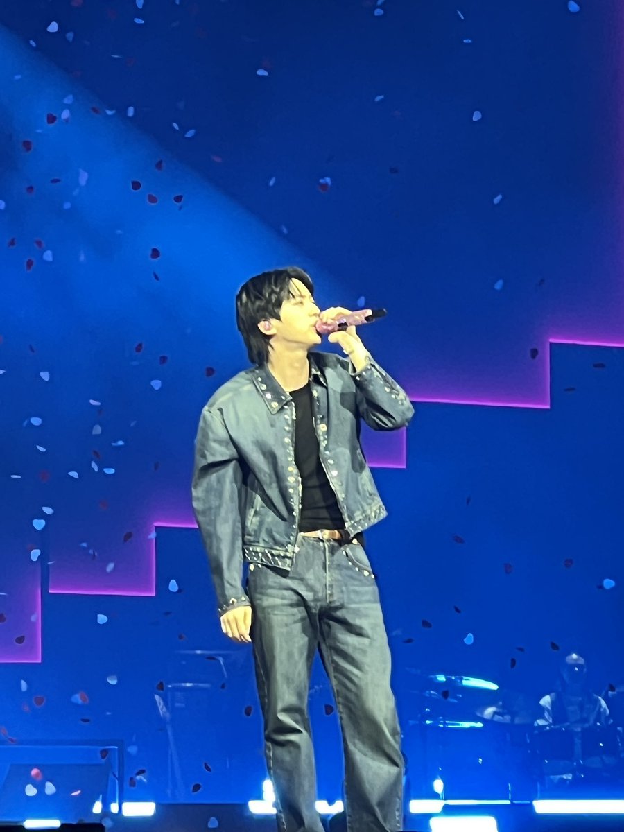 TineFinityWin's tweet photo. Still can’t get over Jin. #RUNSEOKJIN_epTOUR_LONDON 

Enjoy to those watching today! Jump higher for us! https://t.co/n2NYH20tgS