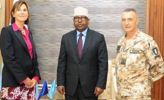 IsmailHassan088's tweet photo. Wasiirka Gaashaandhigga @AhmedMoFiqi ayaa la kulmay Safiiradda @EU_in_Somalia, iyagoo ka wadahadlay iskaashi amni, tababar ciidan, iyo la dagaalanka argagixisada. https://t.co/Mj2CyxS6SL