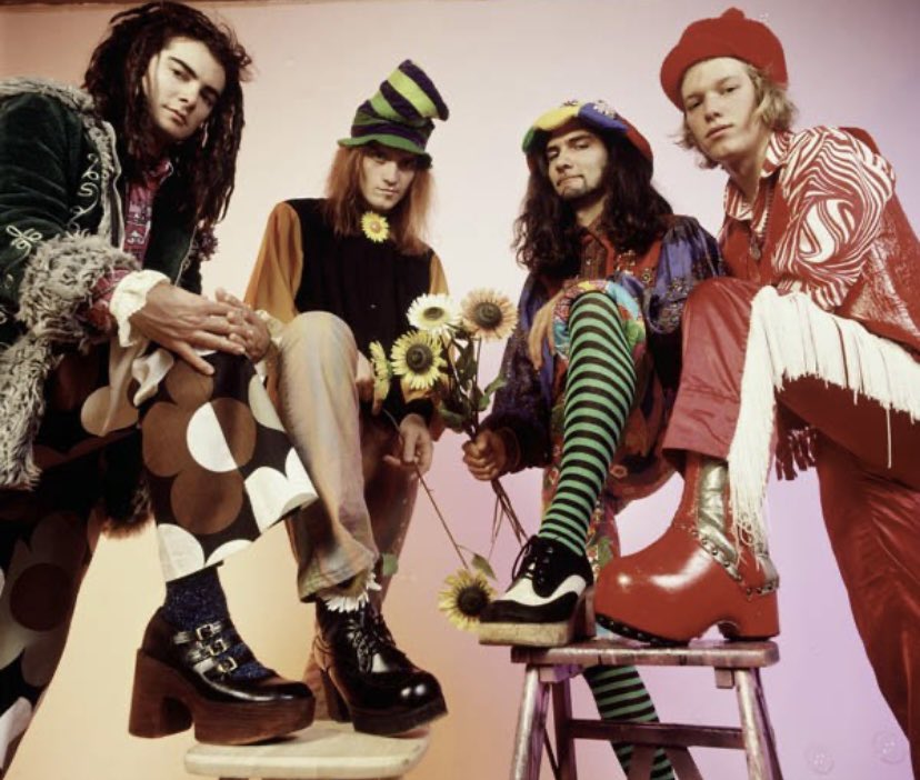 One of my favourite bands of the early 90s was Jellyfish. Those 2  albums were amazing. But their music didn't chime with the times.
I loved them. And still do