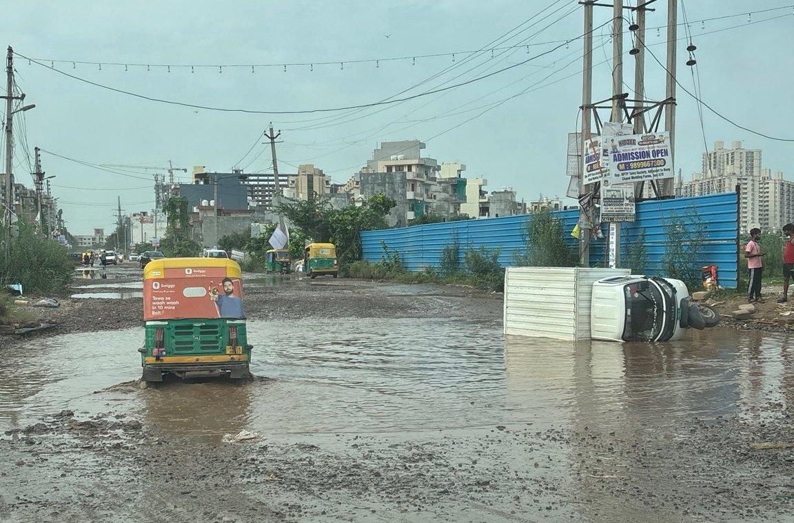 #Gurgaon
- #विकास से भरा थ्री व्हीलर सेक्टर-37सी की मुख्य सड़क पर पलट गया। #Development 
<a href="/HsvpHaryana/">HSVPHaryana</a> <a href="/OfficialGMDA/">GMDA</a> <a href="/MunCorpGurugram/">MCG</a> <a href="/cmohry/">CMO Haryana</a> <a href="/NayabSainiBJP/">Nayab Saini</a>
