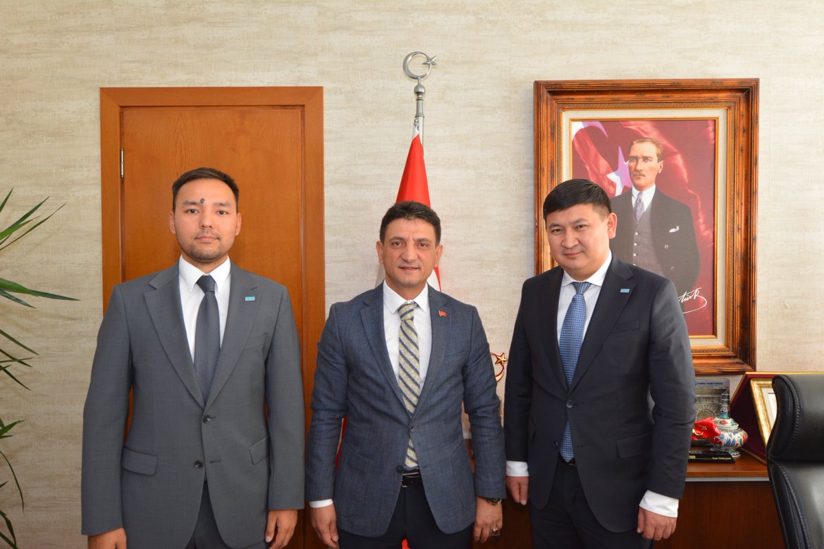 İstanbul İl Tarım ve Orman Müdürlüğü (@isttarimorman) on Twitter photo Kazakistan’ın İstanbul Başkonsolosu Nuriddin Amankul ve Ticaret Temsilcisi Salim Toilybek, İstanbul İl Tarım ve Orman Müdürümüz Suat Parıldar’ı makamında ziyaret etti.
<a href="/TCTarim/">T.C. Tarım ve Orman Bakanlığı</a> <a href="/ibrahimyumakli/">İbrahim Yumaklı</a> <a href="/TC_istanbul/">TC İstanbul Valiliği</a> <a href="/sparildar69/">Suat PARILDAR</a> Kazakistan’ın İstanbul Başkonsolosu Nuriddin Amankul ve Ticaret Temsilcisi Salim Toilybek, İstanbul İl Tarım ve Orman Müdürümüz Suat Parıldar’ı makamında ziyaret etti.
<a href="/TCTarim/">T.C. Tarım ve Orman Bakanlığı</a> <a href="/ibrahimyumakli/">İbrahim Yumaklı</a> <a href="/TC_istanbul/">TC İstanbul Valiliği</a> <a href="/sparildar69/">Suat PARILDAR</a>